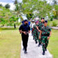 Anggota Komisi I DPR RI Yan Permenas Mandenas saat mengunjungi Pangkalan Angkatan Laut di Biak, Papua. (Foto: Kresno/nr)